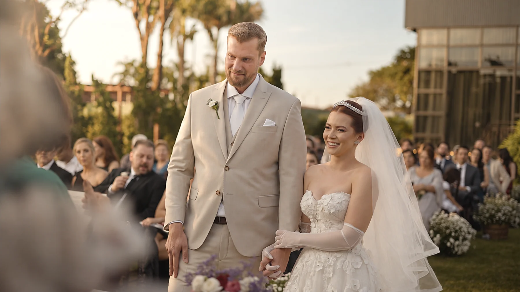 Casal caminhando após a cerimônia de casamento