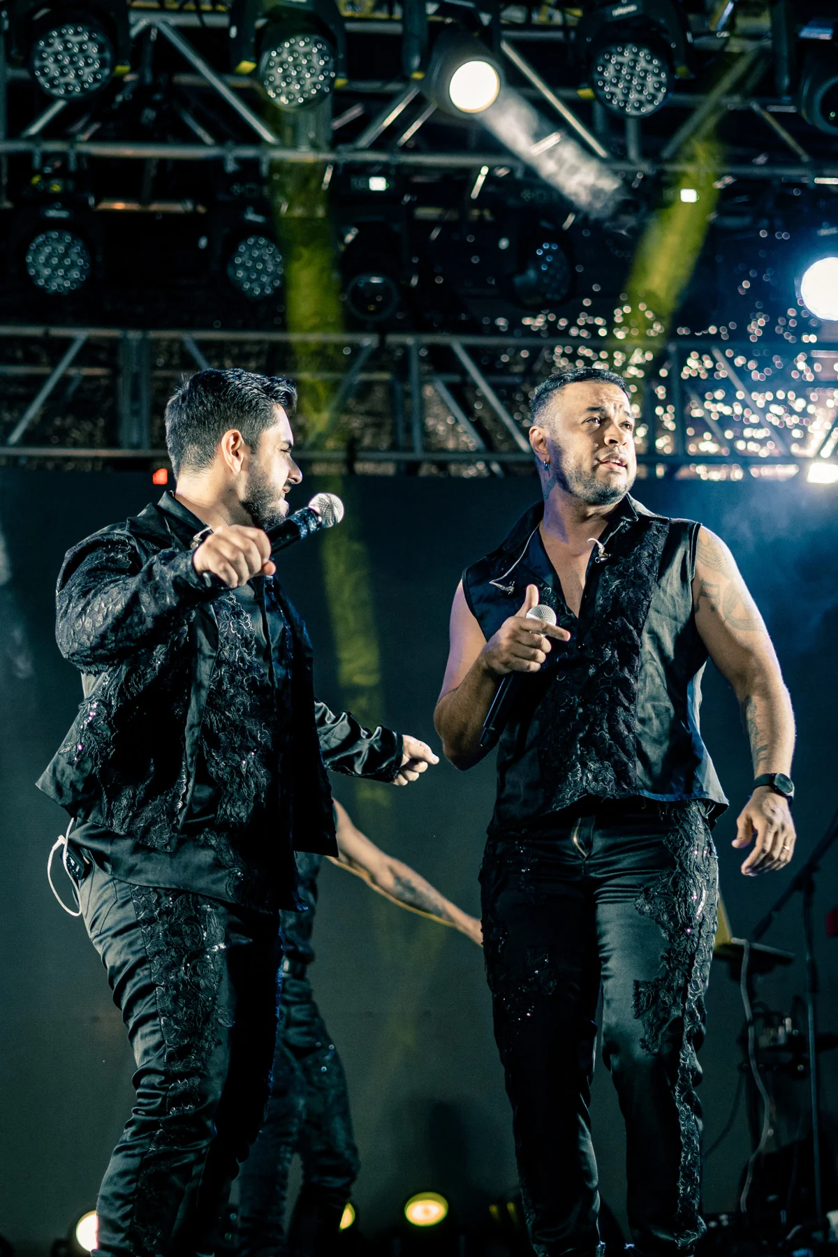 Artistas dividindo o palco em uma apresentação musical